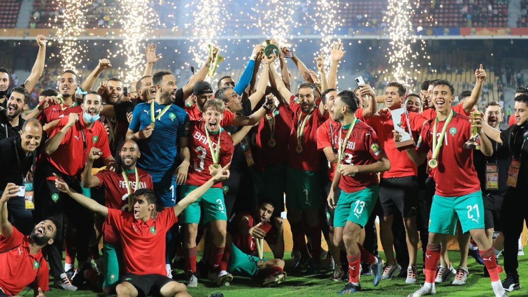 CHAN 2023 : les Lions du Maroc comptent défendre leur titre en Algérie Les joueurs marocains célèbrent leur victoire en levant le trophée.