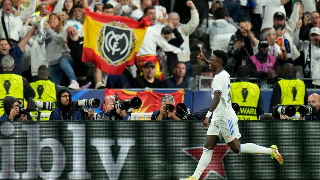 Joueur de Real Madrid célébrant la victoire en finale de la Ligue des champions.