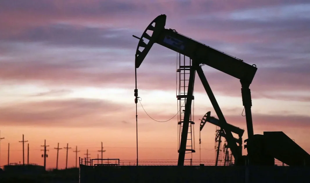 Augmentation du prix du pétrole ce 27 mai Puits de pétrole en activité au coucher du soleil.