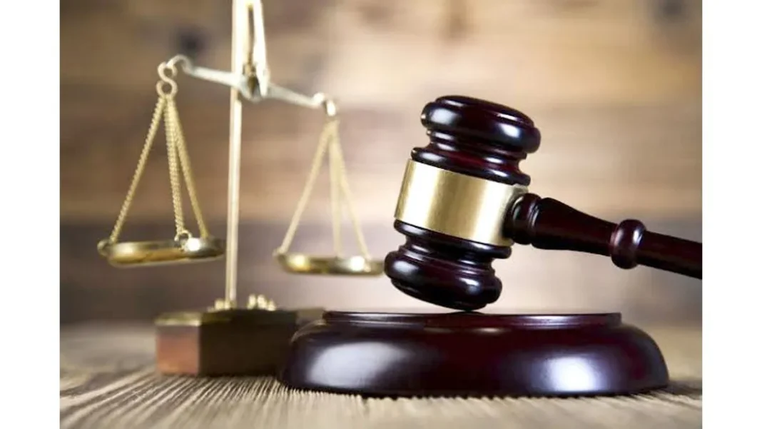 Justice en Algérie: 70 personnes arrêtées à Annaba pour… Balance de la justice et marteau de juge sur un fond en bois.