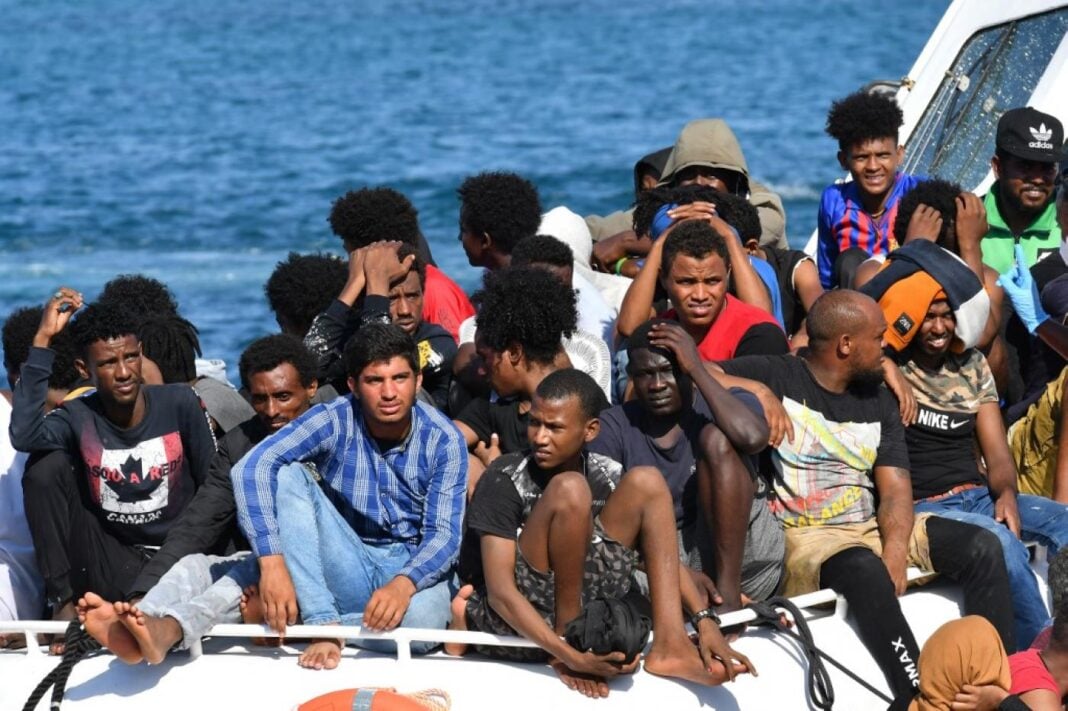 Migration en Méditerranée - Maghrebactu Migrants en Méditerranée, voyage dangereux, crise migratoire, Afrique vers Europe.