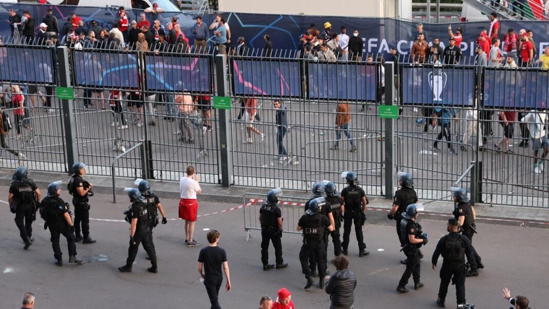 Incidents au Stade de France lors de la finale Policiers en tenue anti-émeute devant le stade de France lors de la finale.
