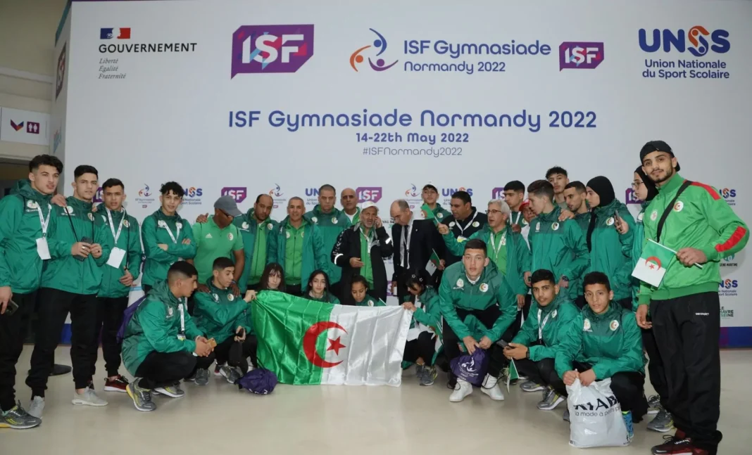 JO scolaire en France : 11 athlètes algériens prennent la fuite Groupe d'athlètes algériens avec drapeau à la Gymnasiade 2022.