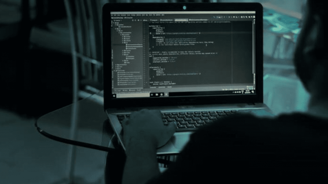 Maroc: 577 cyberattaques déjouées en 2021 Hacker travaillant sur un code informatique en noir et blanc.