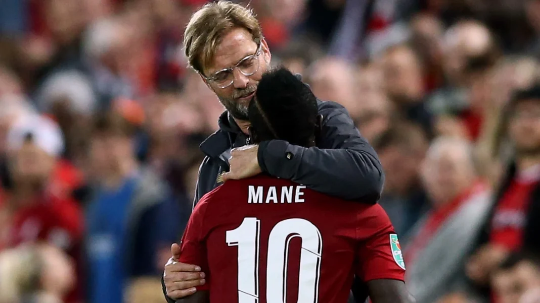 Ballon d’or 2022 : Jurgen Klopp « j’avais oublié que Sadio Mané… » Jurgen Klopp embrasse Sadio Mané lors d'un match de football.