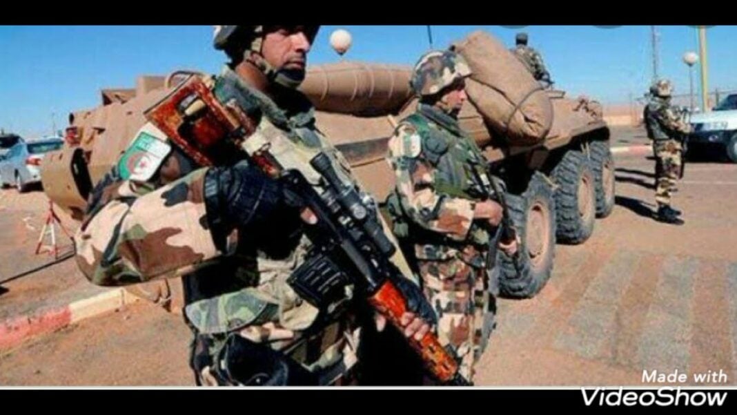 Algérie: un terroriste abattu par l’armée algérienne à Ain Defla Soldats en patrouille avec véhicule militaire dans le désert algérien.