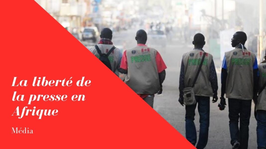 Liberté de presse: l’Algérie et le Maroc épinglés, les Seychelles et la Namibie bons élèves, la Côte d’Ivoire s’en sort un peu mieux Jeunes journalistes marchant dans la rue en Afrique pour la liberté de presse.