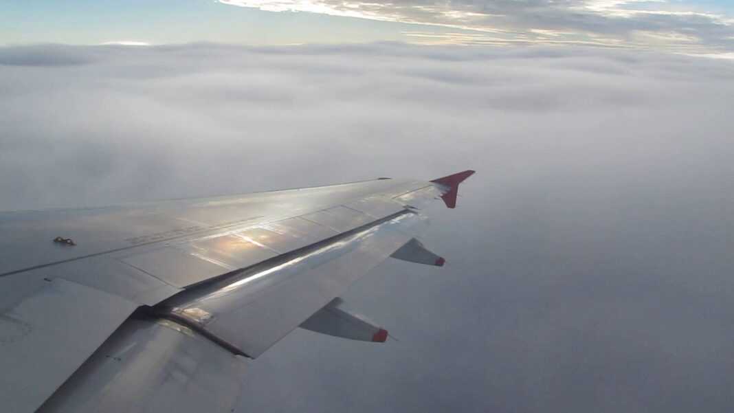 Grosse panique sur un vol Maroc-France Vue d'avion au-dessus des nuages lors d'un vol Maroc-France.