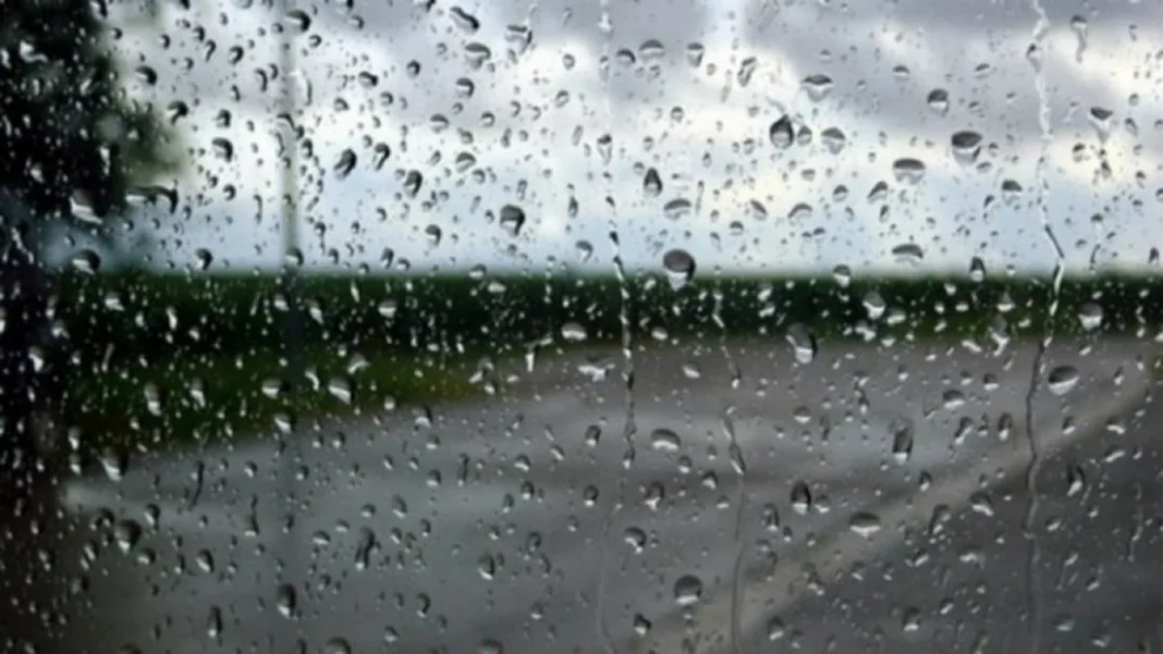 Météo : alerte pluie et orage sur plusieurs régions de l’Algérie ce jeudi 26 mai Fenêtre embuée avec pluie et orages visibles à l'extérieur.