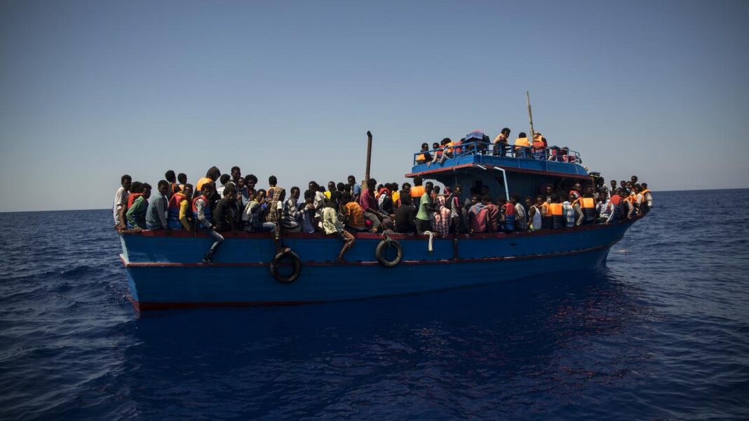 Encore des migrants noyés au large du Maroc Bateau surpeuplé transportant des migrants en mer.