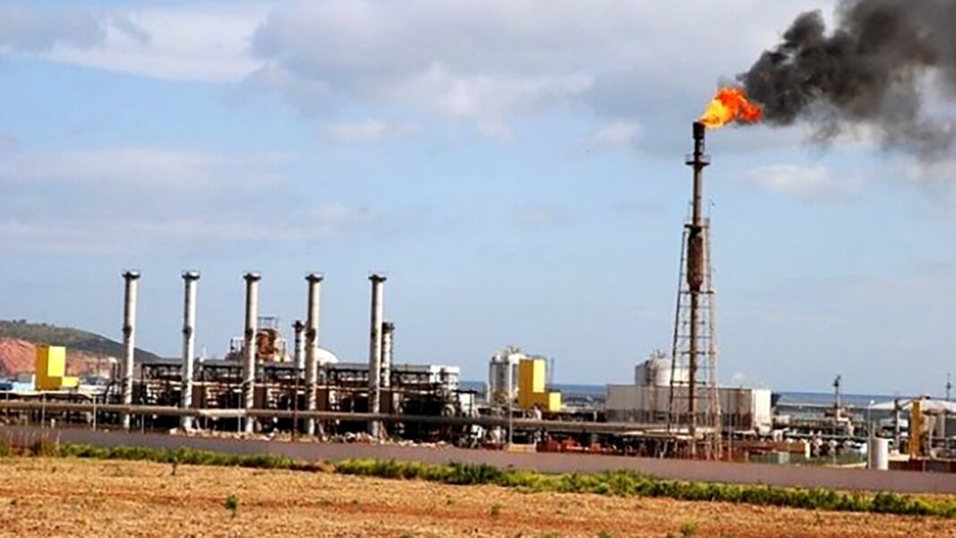 Hydrocarbures : voici les prévisions des prix du pétrole en 2023 Fosse pétrolière avec torchère en feu dans une usine industrielle.