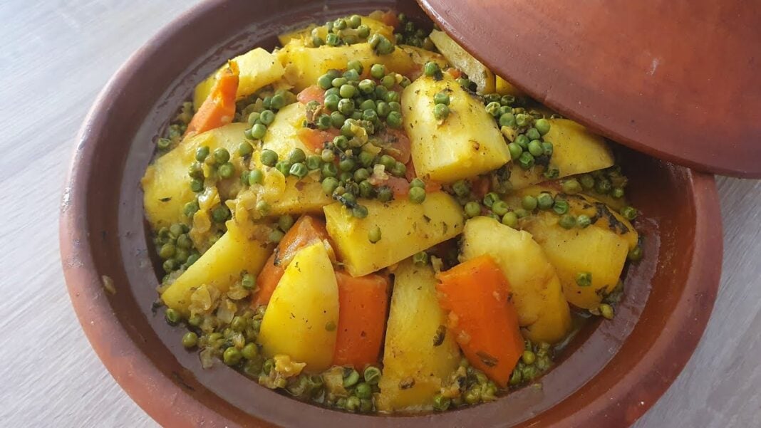 Maroc : un restaurant fermé après une étrange découverte Ragoût de légumes marocain avec pommes de terre, carottes et pois verts.