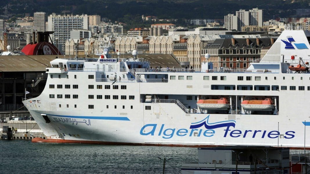 Oran-Alicante : Découvrez les nouveaux programmes de voyages de Algérie Ferries Ferry Algérie Ferries en escale à Marseille, port animé.