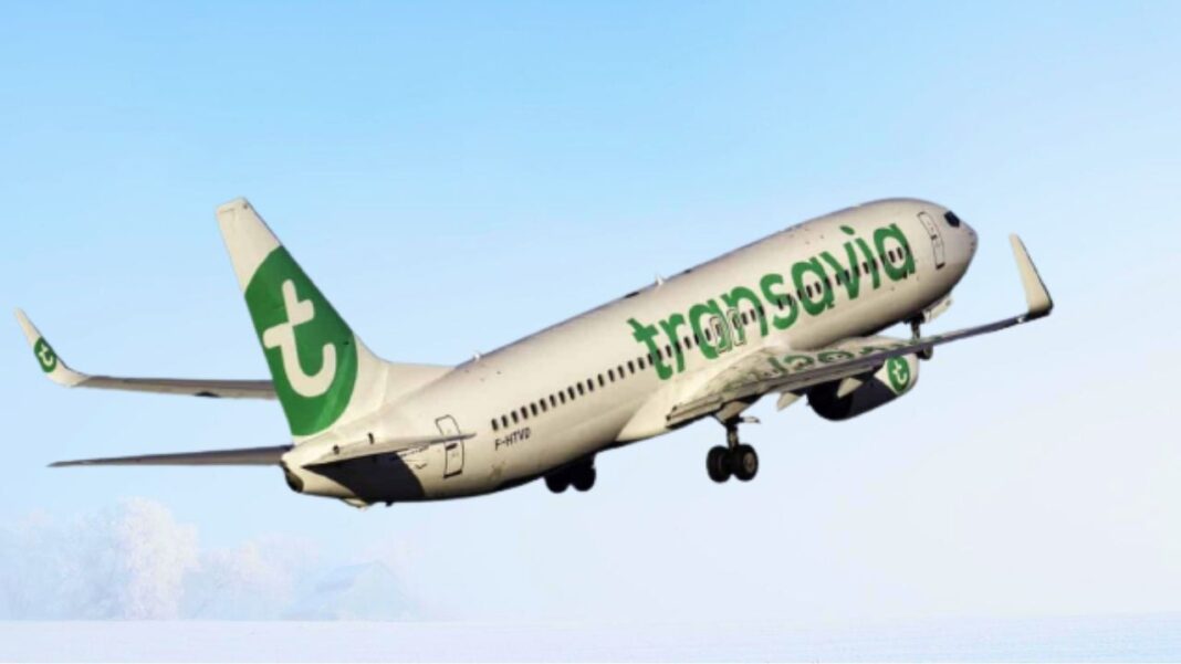 Grève: Transavia annule deux vols vers Alger au départ de Paris et Lyon Avion Transavia en vol vers l'Algérie dans un ciel clair.