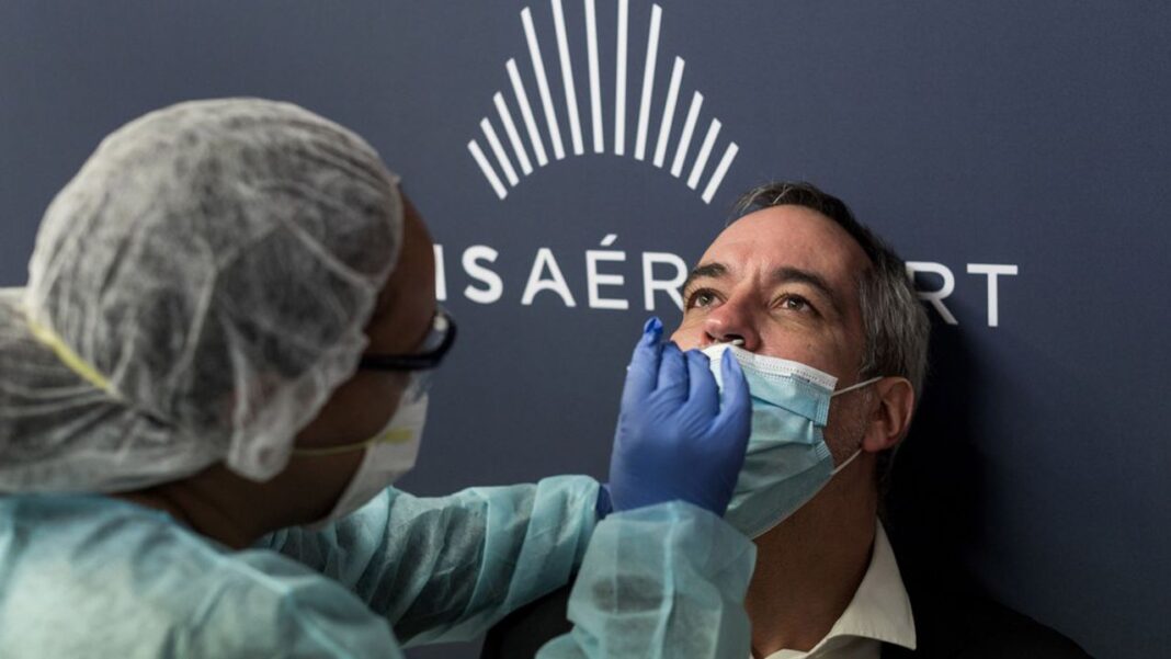 France : Un algérien renvoyé pour test PCR Homme en test PCR, professionnel de santé, en France.