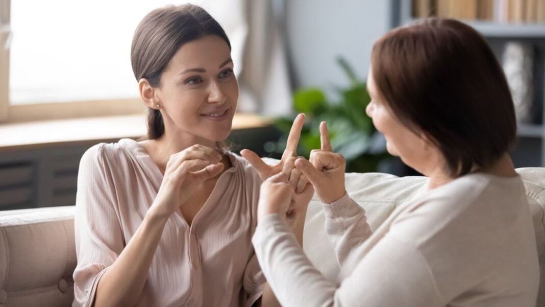 Algérie : Bonne nouvelle pour les sourds-muets Deux femmes communiquent en langue des signes dans un salon.