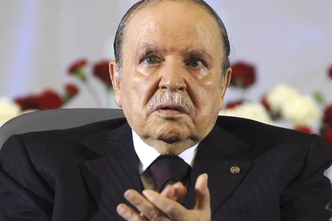 Sellal, Ouyahia, Haddad…: La grande descente aux enfers des anciens hommes forts du régime Bouteflika Portrait d'un homme politique algérien en costume sombre lors d'une conférence.