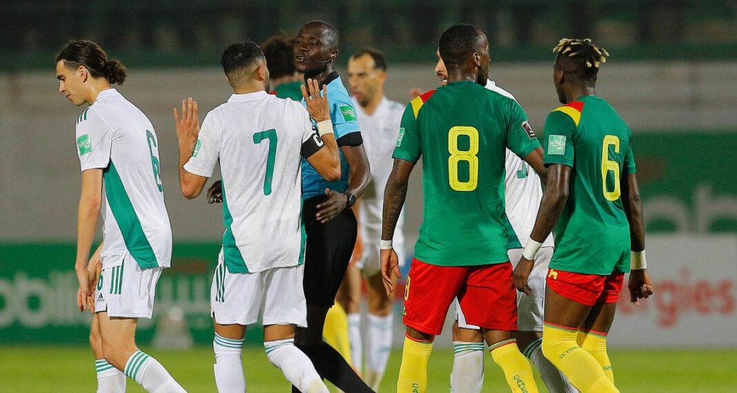 Algérie-Cameroun : un haut responsable de l’équipe algérienne fait de nouvelles révélations (Vidéo) Joueurs algériens et camerounais lors d'un match de football.
