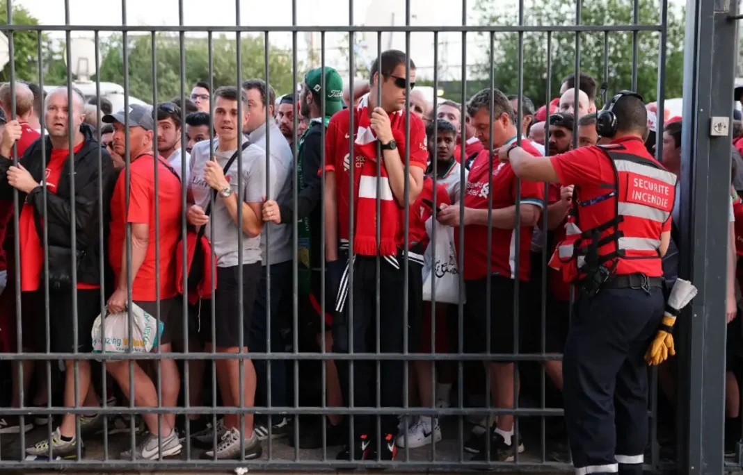 LDC : Voici un nouveau témoignage glaçant sur l’incident au stade de France Foule derrière une barrière, tension lors d'un incident au stade de France.