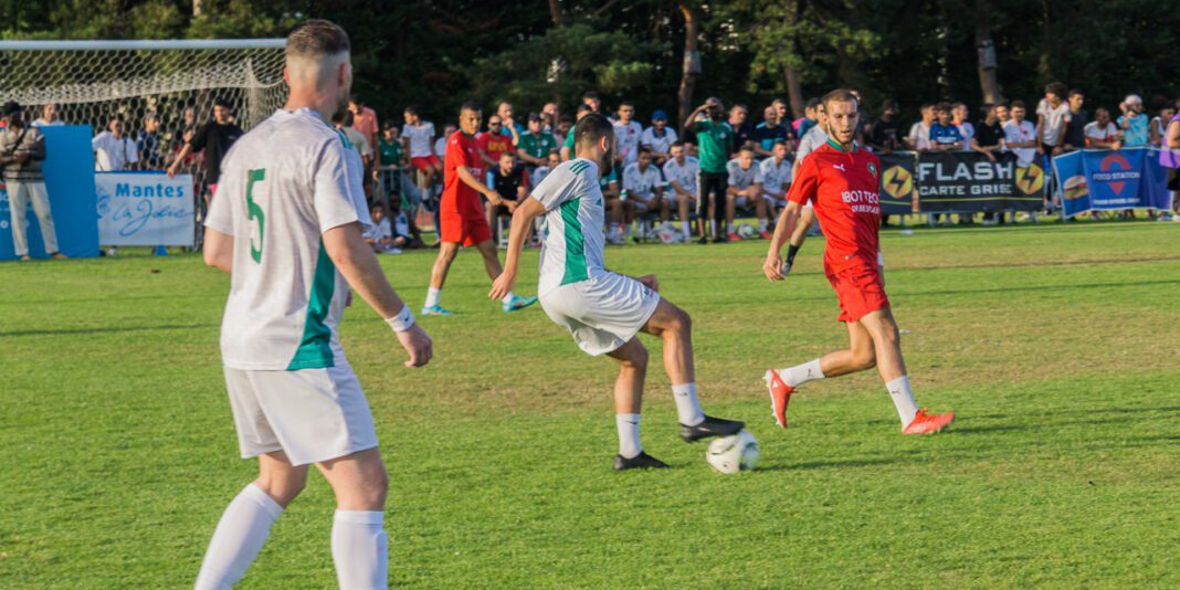 Coupe des Nations mantaises : l’Algérie s’impose face au Maroc sur un score de un but à zéro Jeunes joueurs de football en action lors de la Coupe des Nations à Mantes.