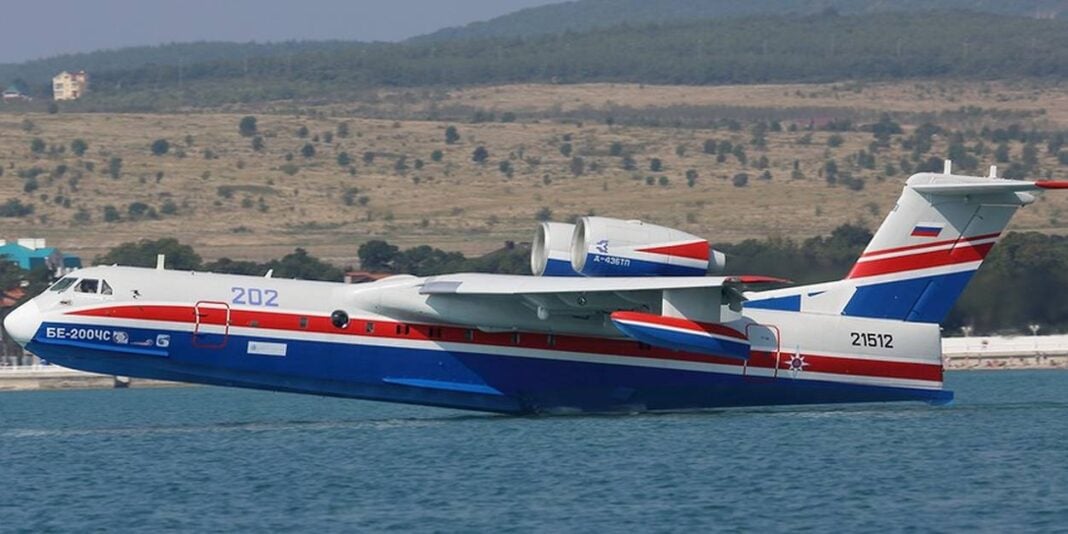 Bombardier d'eau russe en service lors d'incendies de brousse en Algérie.