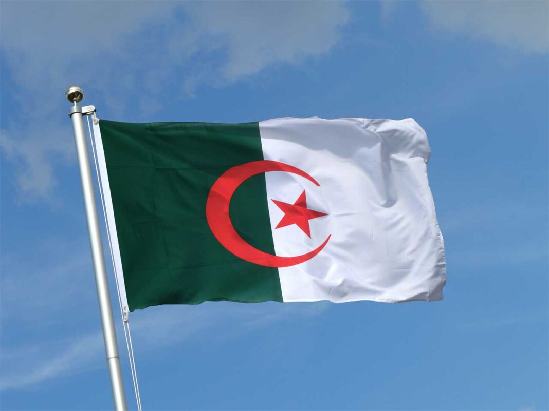 Classement des pays les plus riches de l’Afrique: découvrez le rang de l’Algérie Drapeau algérien flottant dans le ciel bleu.