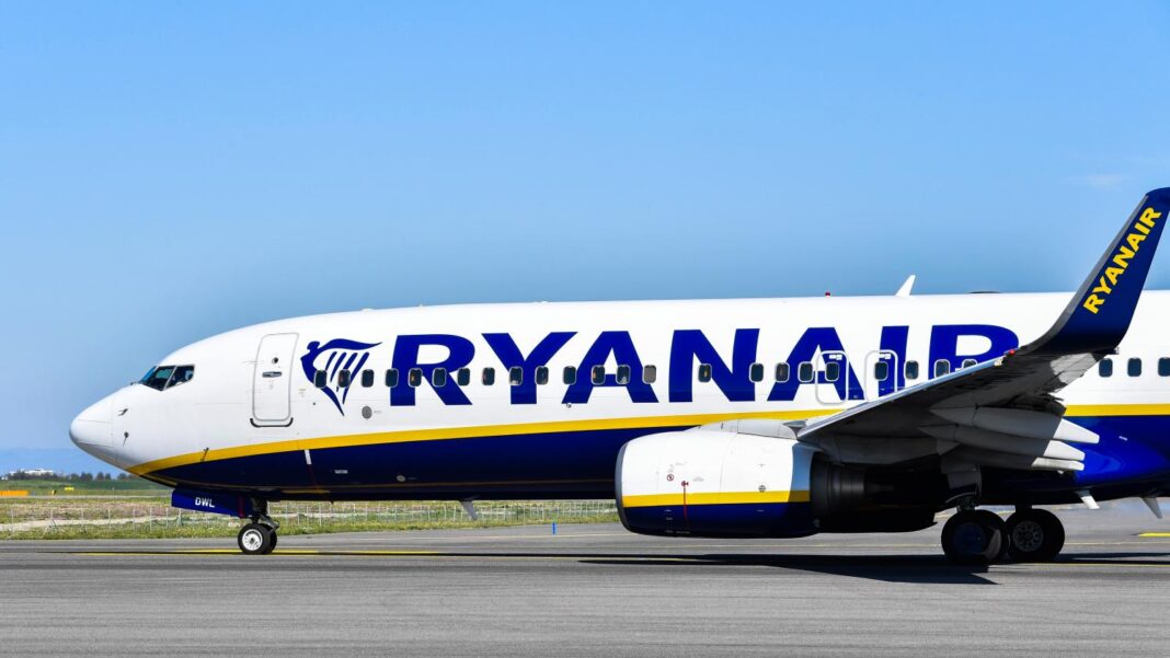 Maroc: Voici le programme hivernal 2022-2023 de la compagnie aérienne Ryanair Avion Ryanair prêt à décoller sur une piste d'aéroport en plein jour.
