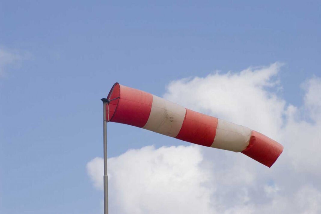 Météo Algérie : vents au-delà de 50 km/h dans ces wilayas Trompe à vent rouge et blanc sous ciel nuageux.
