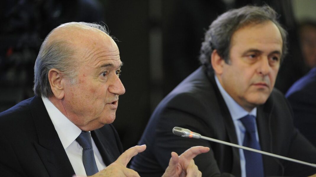 Escroquerie à la FIFA: Platini et Sepp Blatter écopent de 20 mois de prison Platini et Blatter lors d'une audience judiciaire.