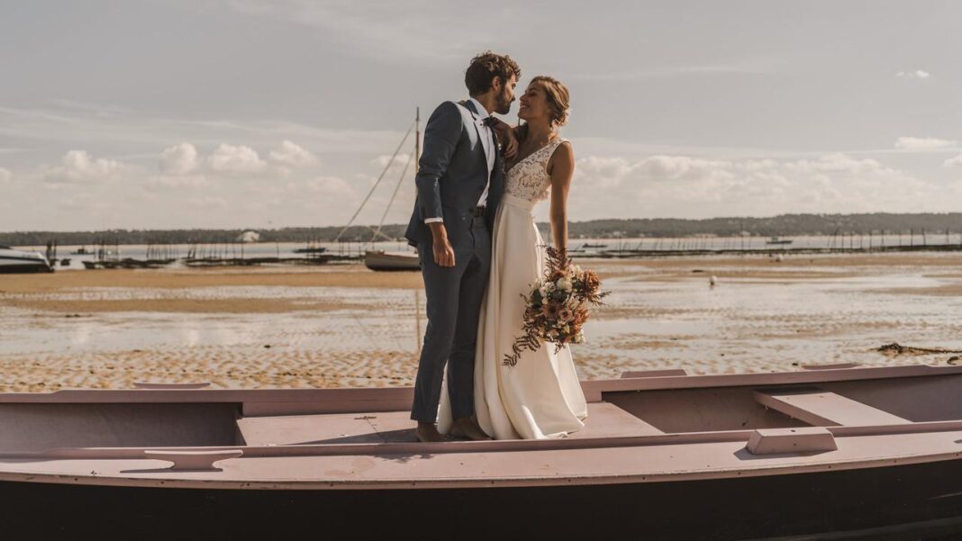 France : Un algérien en prison pour un mariage Jeune couple en robe de mariage sur un bateau au bord de l'eau.