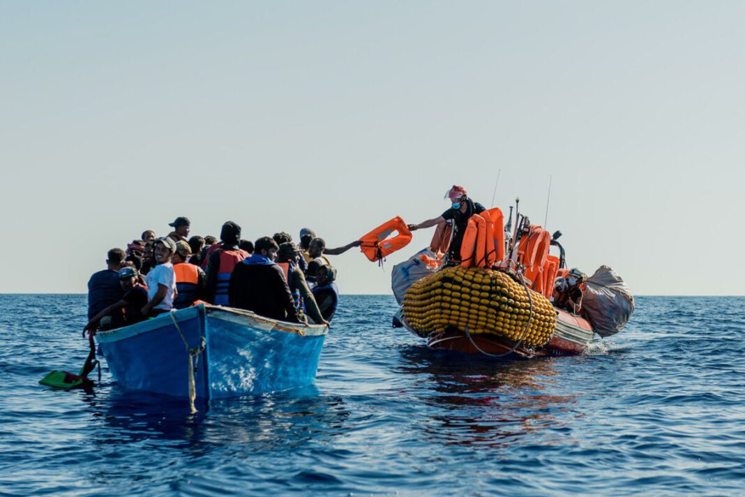 Espagne : Près de 41 migrants Algériens sauvés en mer en une journée Groupes de migrants sauvés en mer avec des bateaux de secours.