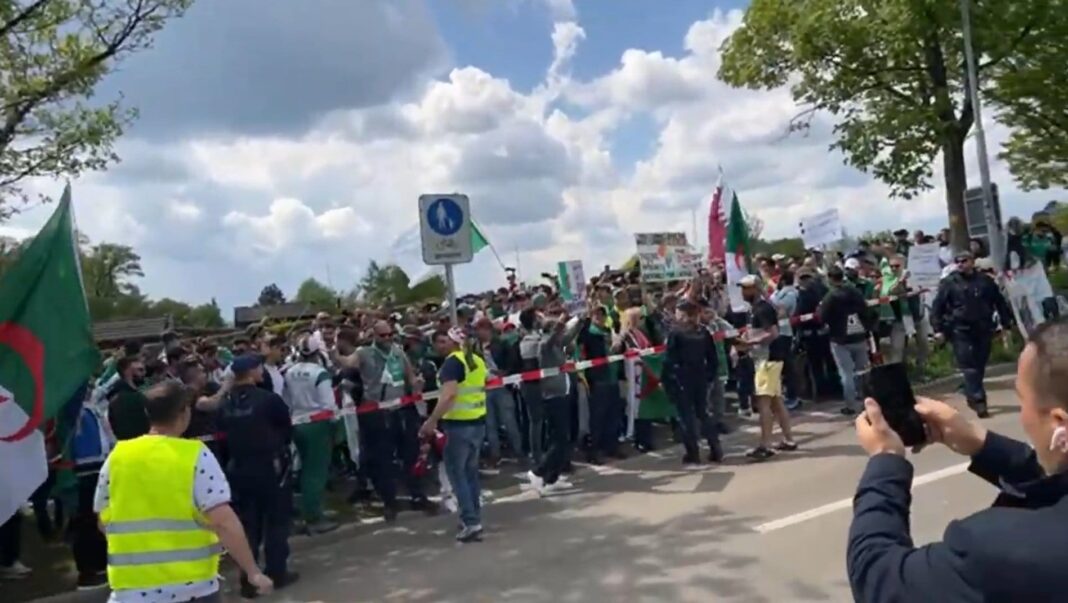 Affaire Gassama : des supporters algériens au siège de la FIFA pour manifester une nouvelle fois ! Supporters algériens manifestant devant la FIFA pour Gassama.