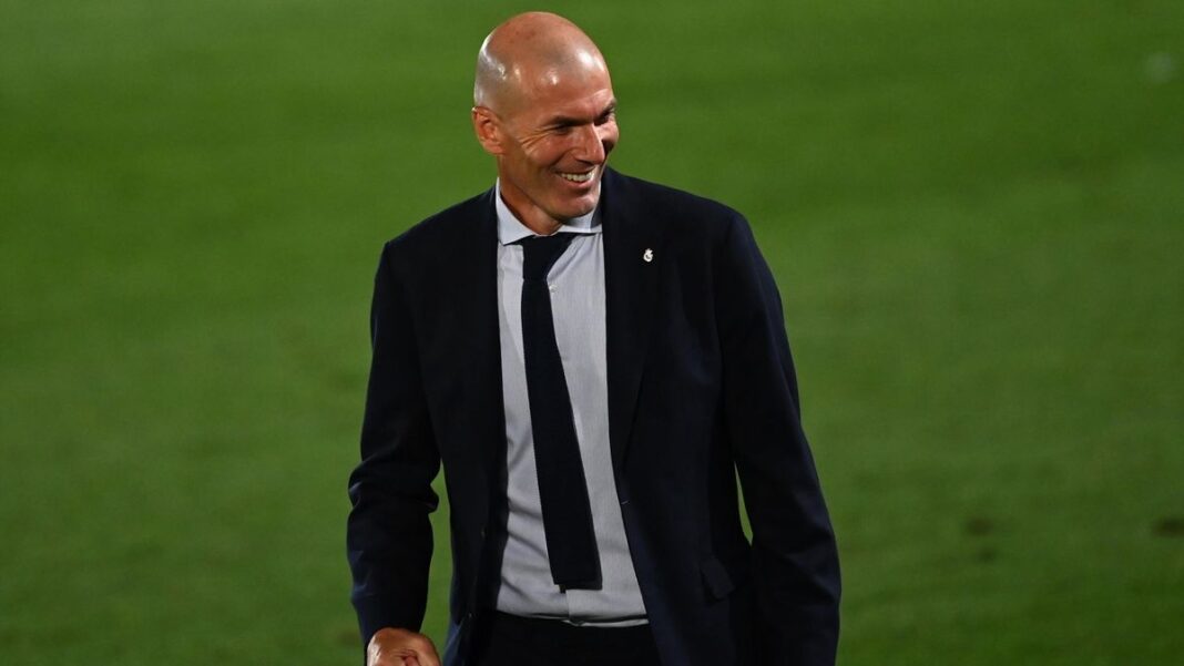 Gros événement en vue pour le CHAN 2023 : Zidane invité Zidane souriant sur le terrain de football.