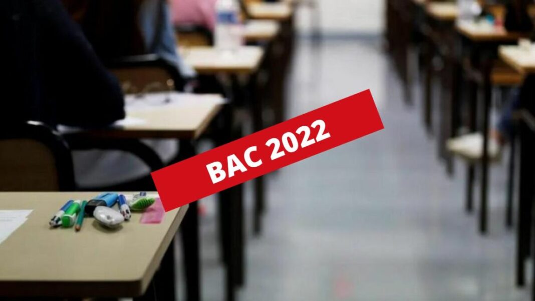 Bac 2022 en Algérie : une candidate exclue de l’épreuve, découvrez l’étrange raison Salle d'examen du Bac 2022 avec des élèves et des bureaux.