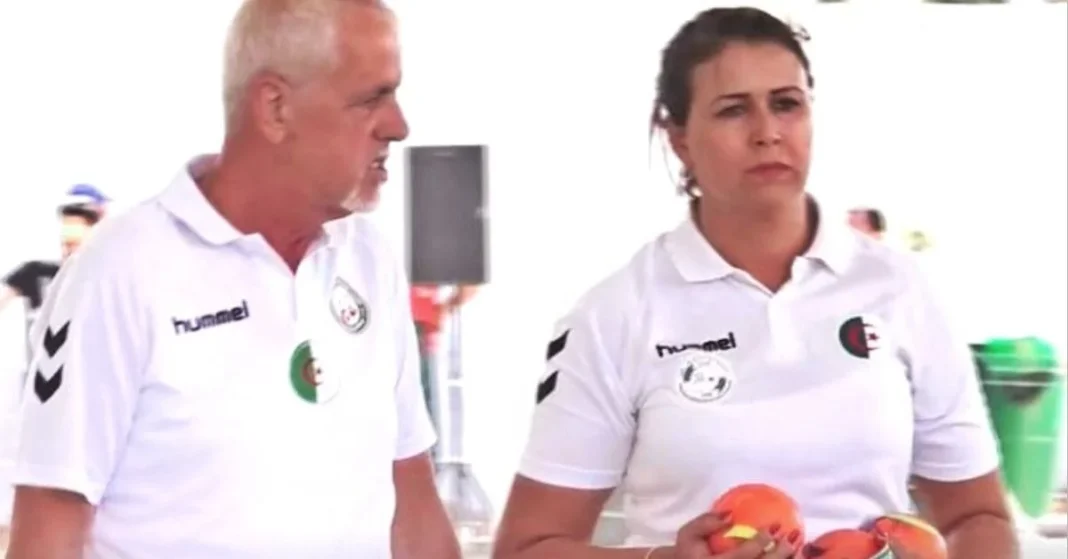 4e journée JM Oran 2022 : l’Algérie régresse dans ses résultats Deux entraîneurs de football en discussion lors d'un match.