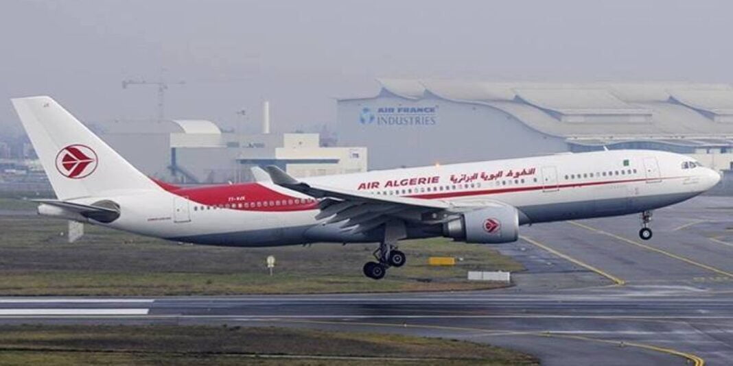 Le chef de la PAF el le DG de l’Aéroport d’Alger limogés Avion d'Air Algérie prêt à décoller à l'aéroport d'Alger.