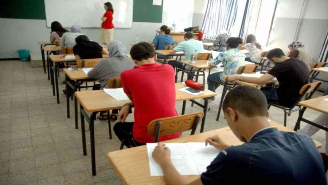 Fraude au Bac 2022 en Algérie: une maman déposé en prison Étudiants en examen du Bac dans une salle d'examen en Algérie.