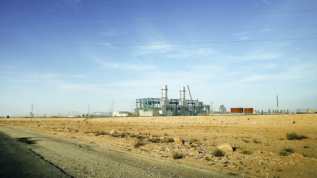 Algérie: Découverte d’un gisement de gaz Installation de gaz naturel dans le désert algérien.