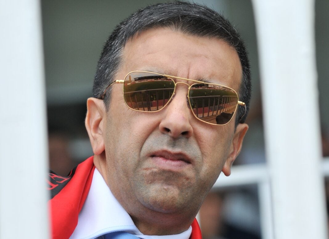 Ali Haddad et d’anciens ministres de nouveau devant la justice Ali Haddad portant des lunettes de soleil lors d'une audience judiciaire.