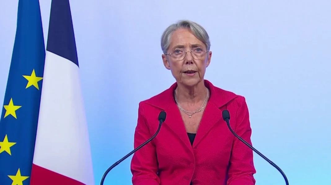 Elizabeth Born : Les résultats des élections législatives sont un « danger » pour le pays Elizabeth en train de parler lors d'une conférence politique.