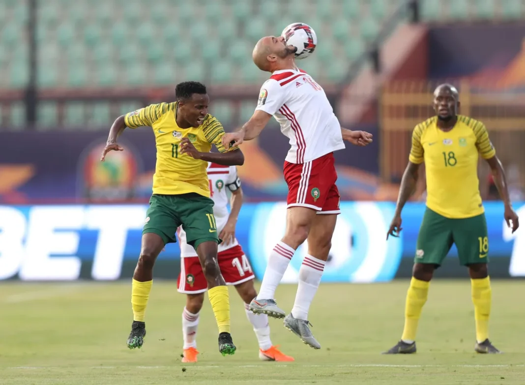 Match Maroc - Afrique du Sud Joueur marocain et sud-africain en duel lors du match.
