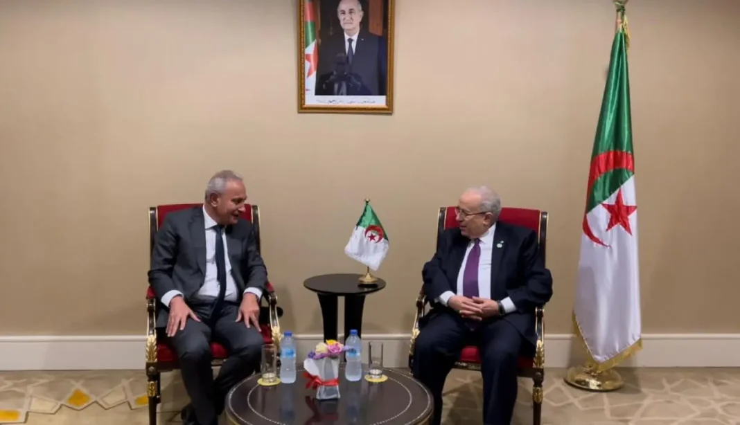 Le secrétaire général de l’Union pour la Méditerranée fait l’éloge de l’Algérie Deux hommes en discussion lors d'une réunion officielle en Algérie.