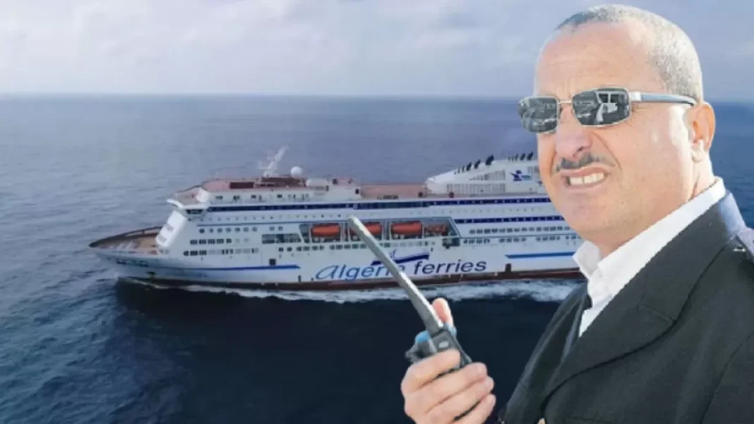 Un passager trouve la mort sur un bateau d’Algérie Ferries Homme en costume avec lunettes à côté du ferry Algérie Ferries.