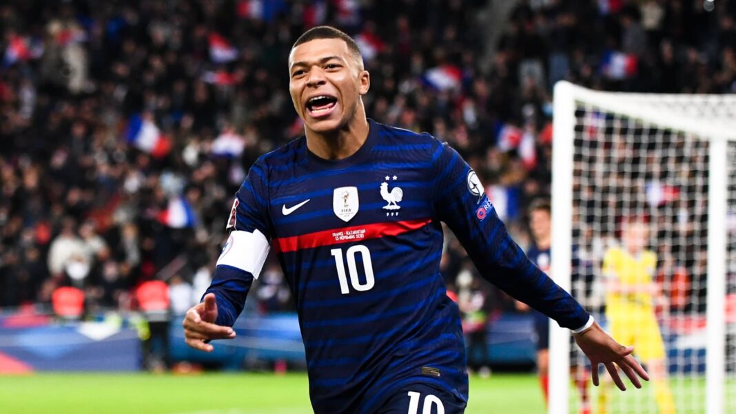 Kylian Mbappé célèbre après avoir marqué un but pour la France.