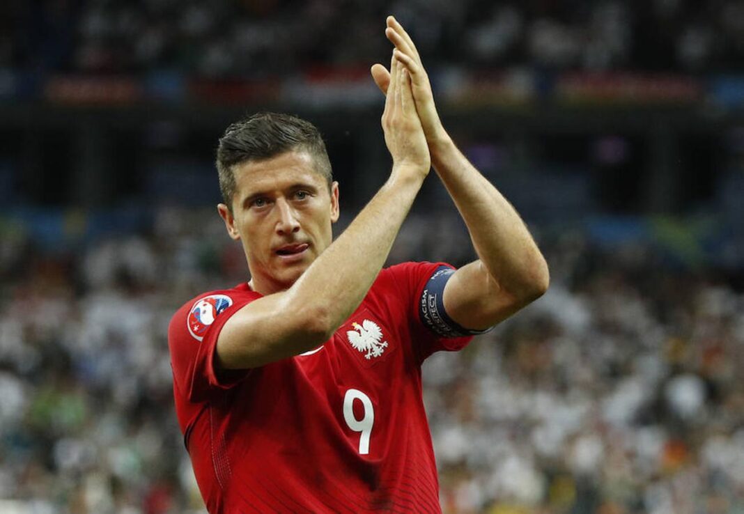 Lewandowski au Barça? : Voici la nouvelle décision de l’attaquant Polonais Robert Lewandowski applaudit lors d'un match de football au Barça.