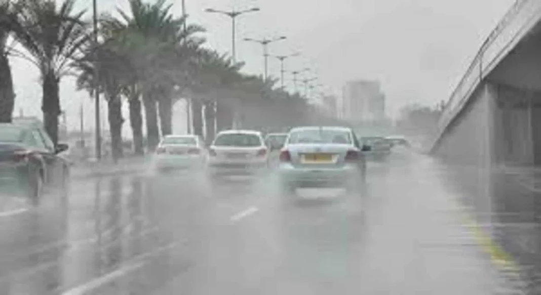 Météo Algérie : pluies orageuses attendues dans ces wilayas Voitures sous une pluie intense sur une route urbaine en Algérie.