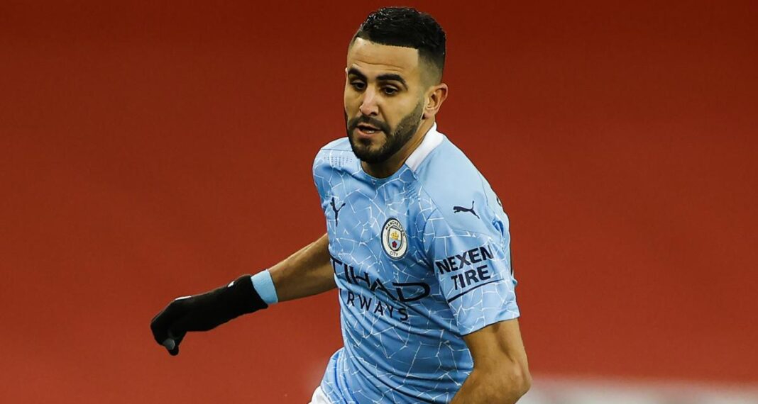 Mercato: Riyad Mahrez serait sur le point de signer un nouveau contrat avec… Riyad Mahrez joueur de Manchester City en pleine action sur le terrain.