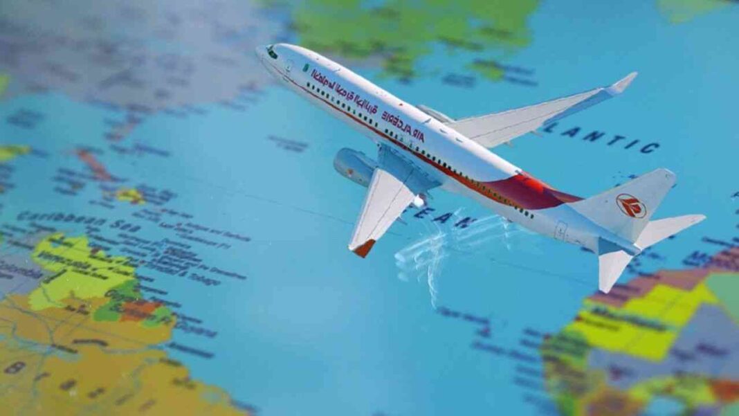 Avion sur une carte du monde, route Algérie-Venezuela.