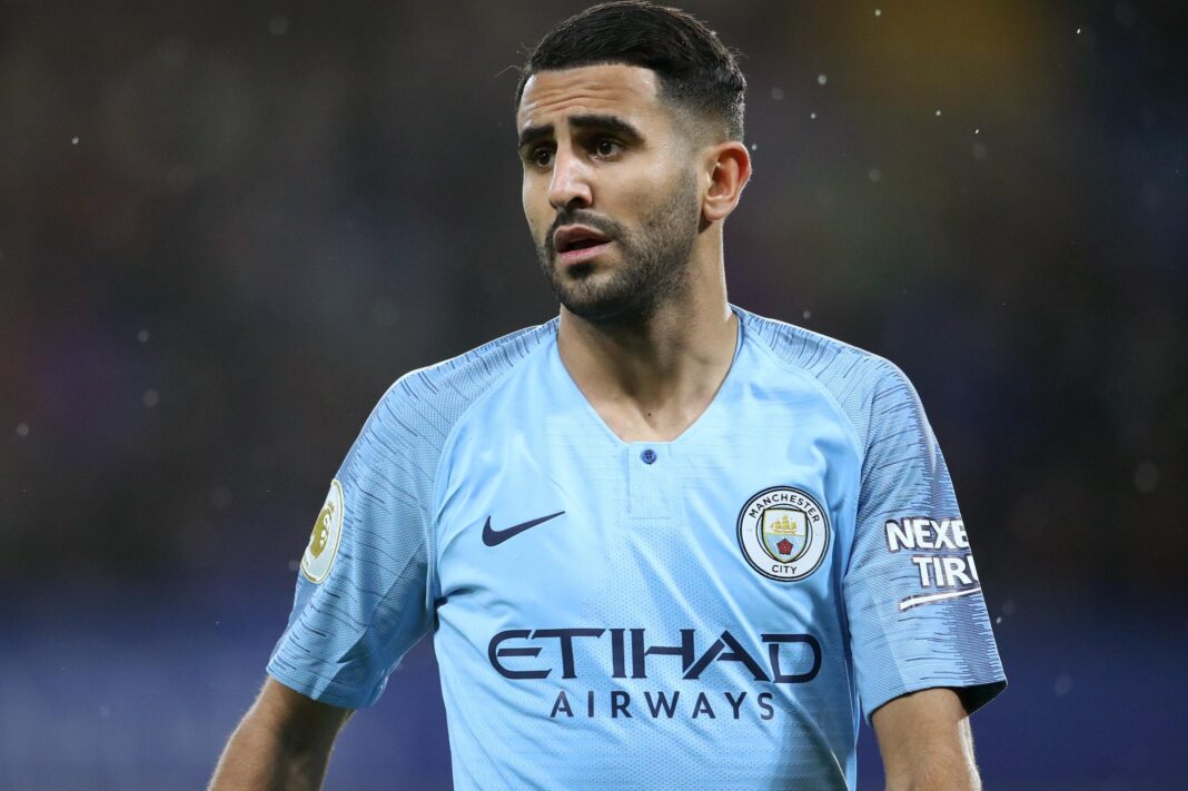 Riyad Mahrez en action lors d'un match Riyad Mahrez en maillot de Manchester City sur le terrain.