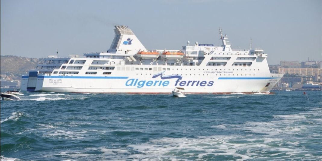 Algérie Ferries: Encore une traversée annulée sans préavis Ferry Algérie Ferries naviguant en mer avec le logo visible.